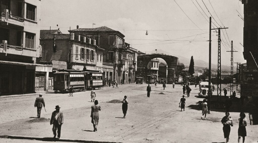 Σπάνιες φωτογραφίες από τη Θεσσαλονίκη του περασμένου αιώνα – «Αρκουδιάρηδες», τραμ και καθημερινότητα - Media