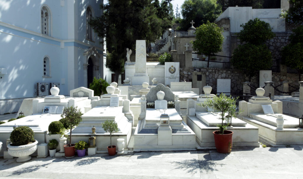 Στα 50 μέτρα από τα σπίτια φτάνουν τα νεκροταφεία - Media