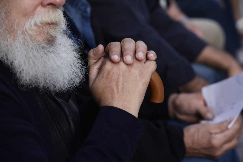 Συνταξιούχοι μαινόμενοι έξω από το κτίριο του ΣτΕ (Photo) - Media Gallery 2