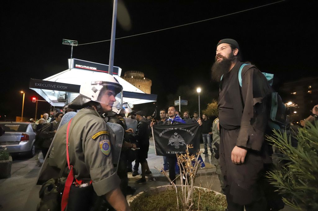Θεσσαλονίκη: Τρεις συλλήψεις για τα επεισόδια κατά της παράστασης «Ώρα του Διαβόλου» (Photo/Video) - Media