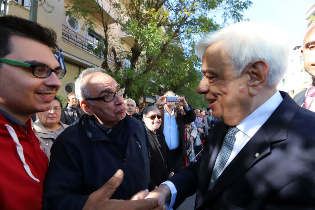 Έσπασε το πρωτόκολλο ο Παυλόπουλος στη Θεσσαλονίκη – Συνομίλησε με πολίτες και δέχθηκε προσφορές για «σαλεπάκι» (Photos) - Media
