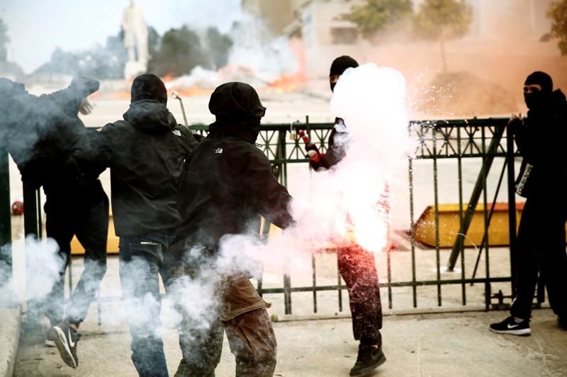 Επεισόδια στο μαθητικό συλλαλητήριο – Μολότωφ και χημικά (Photo/Video) - Media