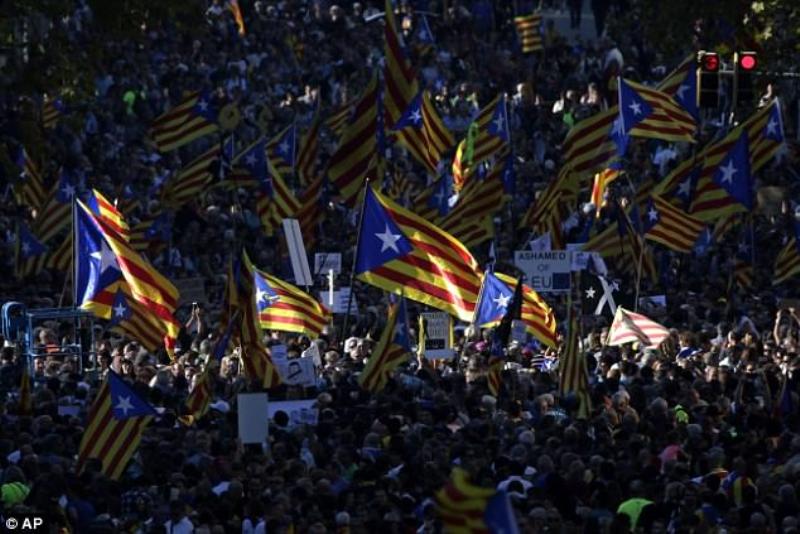 Καταλονία: 450.000 άνθρωποι στους δρόμους υπέρ της ανεξαρτησίας (Photos) - Media