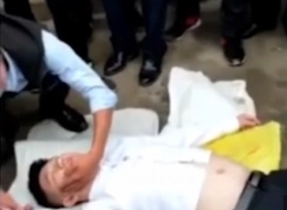 Κουμπάρος έπεσε νοκ-άουτ όταν καλεσμένοι τον πέταξαν στον αέρα (Video) - Media