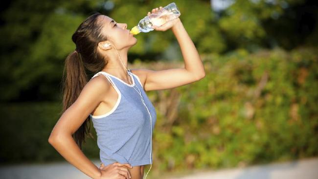 Πόσο νερό πρέπει να πίνουν οι γυναίκες για να προλάβουν την ουρολοίμωξη - Media
