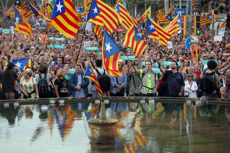 Καταλονία: Ένα βήμα πριν την κήρυξη της ανεξαρτησίας – Έτοιμη να επιβληθεί η Μαδρίτη - Media