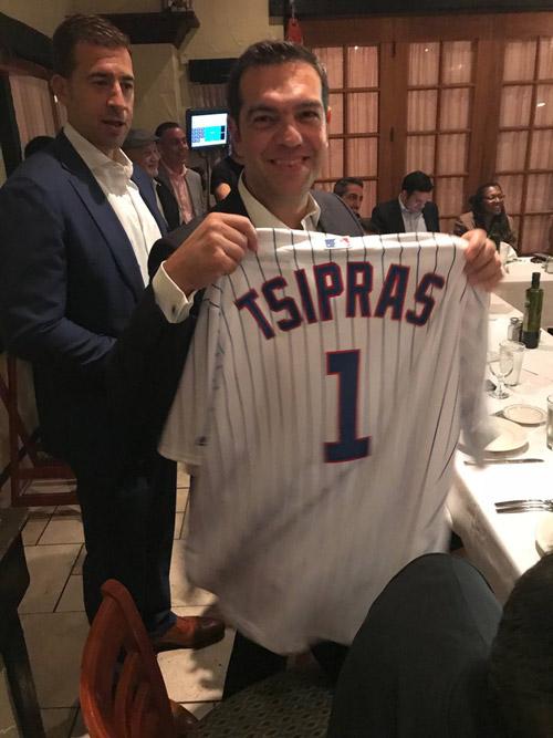 Φανέλα του μπέϊζμπολ έδωσαν γερουσιαστές στον Τσίπρα (Photo) - Media