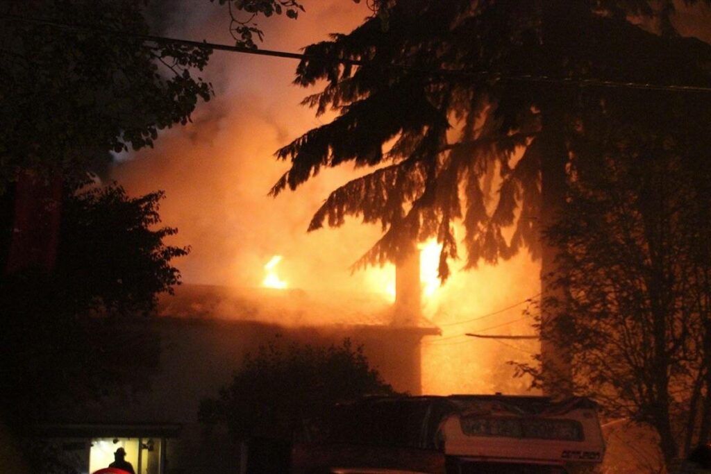 Πατέρας πυρπολεί το σπίτι του: Νεκρές οι τρεις από τις τέσσερις κόρες του - Media