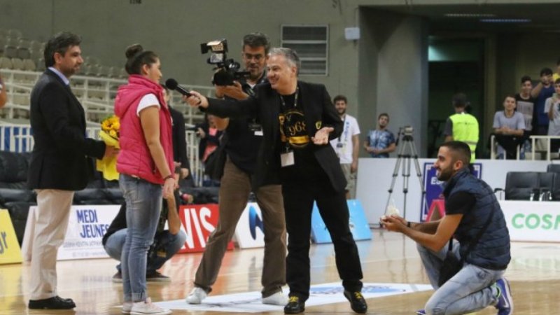 Φανατικός ΑΕΚτζής πήγε τη φίλη του στο γήπεδο και της έκανε πρόταση γάμου στο ημίχρονο του αγώνα (Video)  - Media