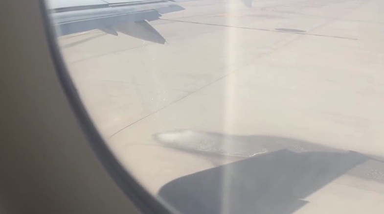 Διαρροή καυσίμου σε αεροπλάνο πριν την απογείωση (Video) - Media