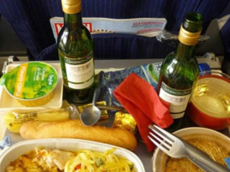 Προσοχή: Γιατί δεν πρέπει να τρώτε ποτέ το φαγητό του αεροπλάνου - Media