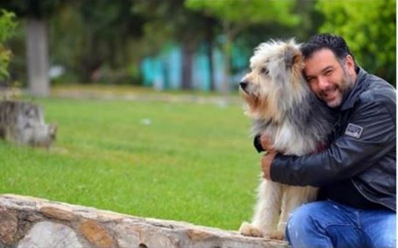 Το συγκινητικό «αντίο» του Γρηγόρη Αρναούτογλου στο τετράποδο μέλος της οικογένειάς του - Media