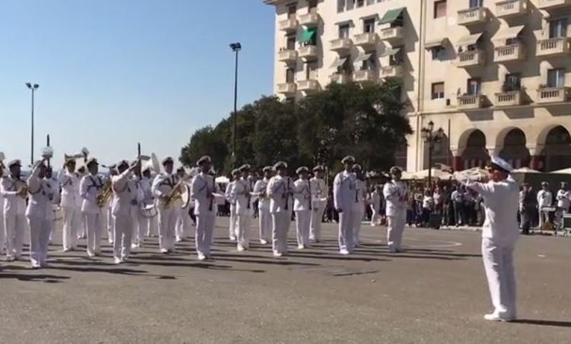 Η μπάντα του Πολεμικού Ναυτικού στη Θεσσαλονίκη παίζει… Despacito! (Videos) - Media