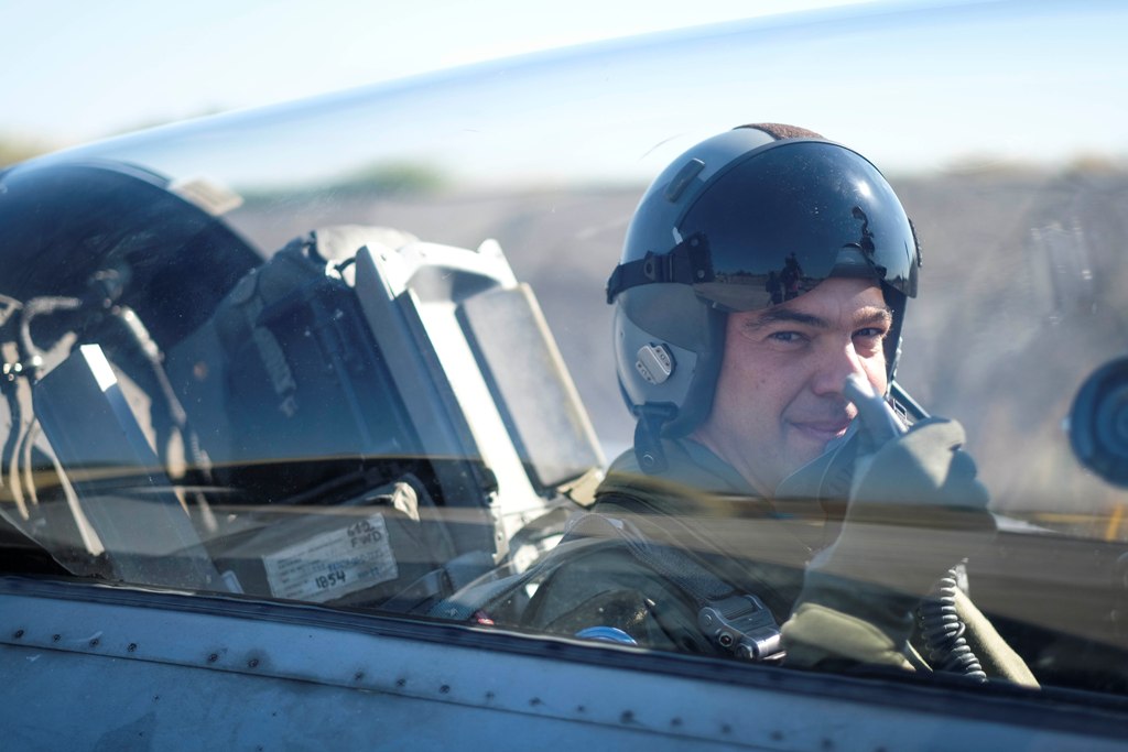 Με F-16 πέταξε ο πρωθυπουργός από τη Λάρισα (Photos-Video) - Media