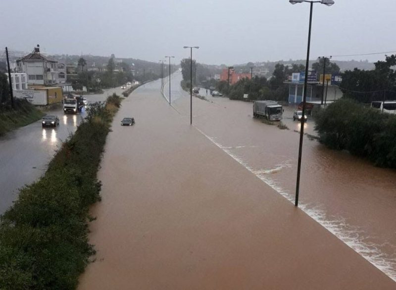 Θεομηνία στα Χανιά: Έπεσε κεραυνός σε αυλή σχολείου – Υδροστρόβιλος στη θάλασσα (Photos-Video) - Media