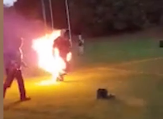 Συγκλονιστικό βίντεο: Τρέχει φλεγόμενος και κερδίζει βραβείο Γκίνες! (Video) - Media