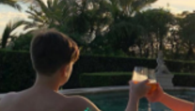 Σάλος με τον μικρότερο γιο της Beckham: Τα… πίνει με φίλο του στην πισίνα του σπιτιού του (Photo) - Media