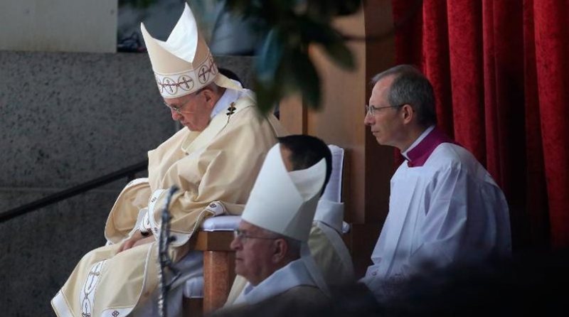 Ο Πάπας Φραγκίσκος παραδέχτηκε ότι καμιά φορά... κοιμάται ενώ προσεύχεται - Media