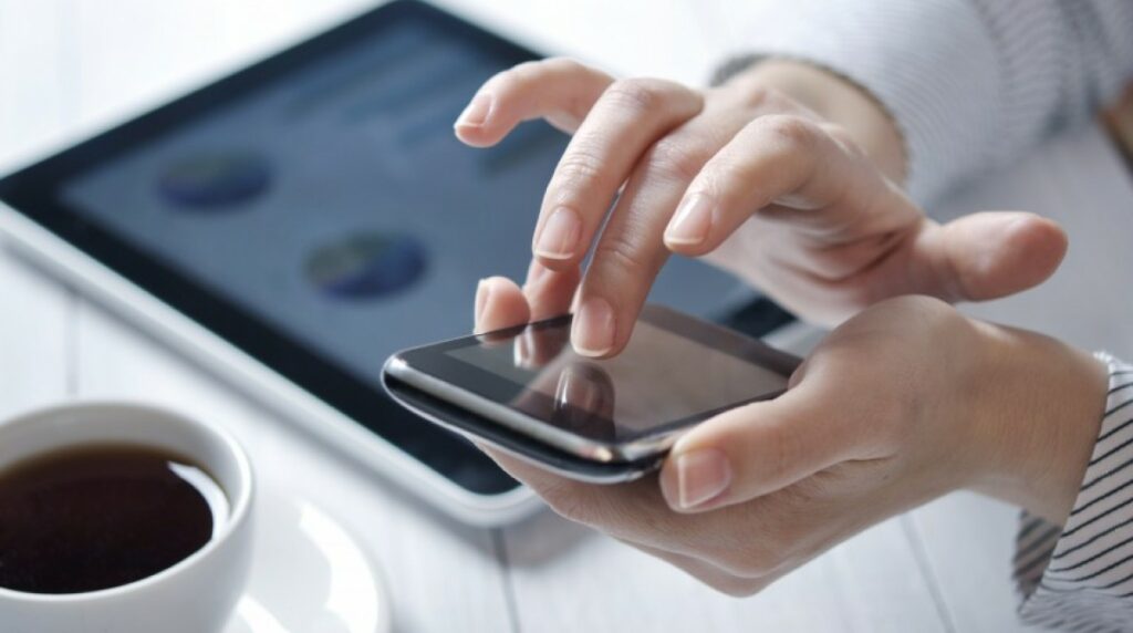 Οι κινητές συσκευές «κοντράρουν» την τηλεόραση στην παρακολούθηση video - Media