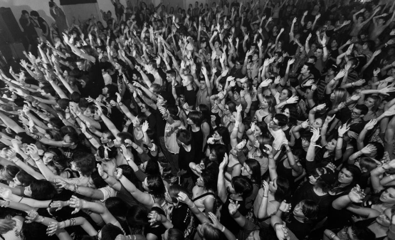 Απίστευτο ξύλο: Συγκρότημα δέρνεται με την ασφάλεια κλαμπ (Videos) - Media