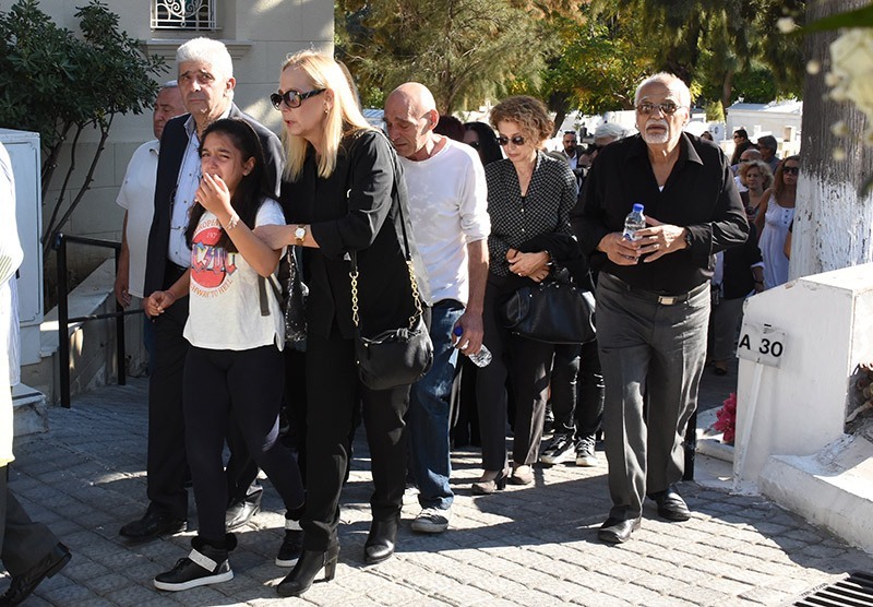 Το στερνό «αντίο» στη Βέτα Μπετίνη - Απαρηγόρητη η κόρη της ηθοποιού (Photos) - Media