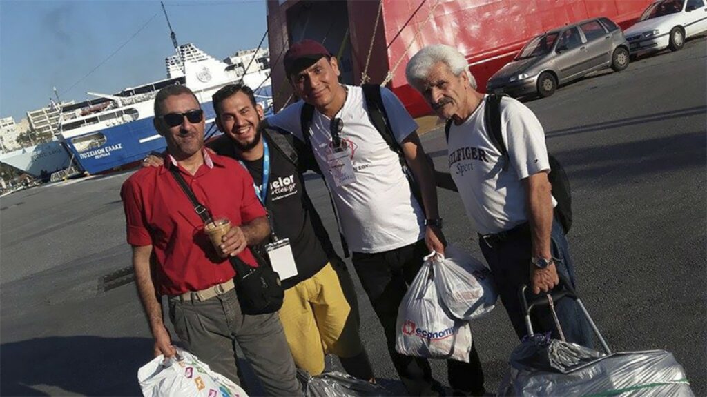 Εθελοντές συλλέγουν κουβέρτες για τους άστεγους της Αθήνας - Media