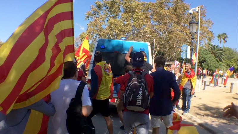 Άγριες καταστάσεις στην Καταλονία: Αποκλεισμός από την αστυνομία του πάρκου μπροστά στο κοινοβούλιο - Media