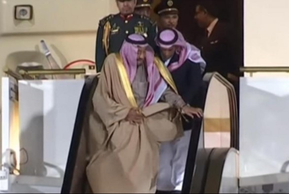 Αμηχανία! «Κόλλησε» η χρυσή σκάλα του βασιλιά της Σαουδικής Αραβίας (Video) - Media