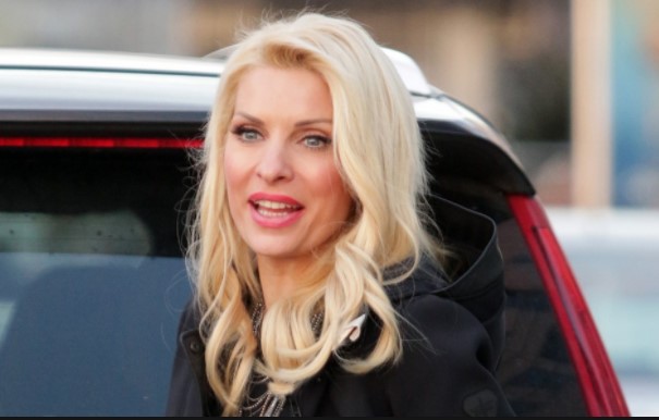 ...Κεράκια στην Αράχωβα έσβησε η Ελένη Μενεγάκη (Video) - Media