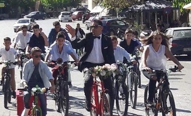 Κρήτη: Γαμπρός πήγε στην εκκλησία με ποδήλατο – Τον συνόδευσαν οι μαθητές του (Photos) - Media