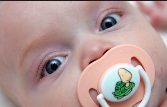 Μωρό με μανικιούρ και μακριά, μυτερά, νύχια διχάζει το Instagram (Photo) - Media