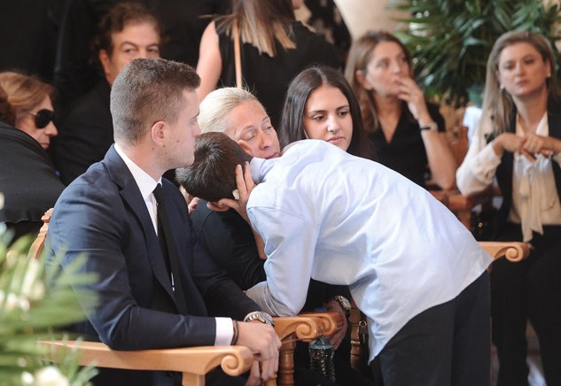 Το τελευταίο αντίο στον Μιχάλη Ζαφειρόπουλο - Ο σπαραγμός της οικογένειας (Photos/Video) - Media