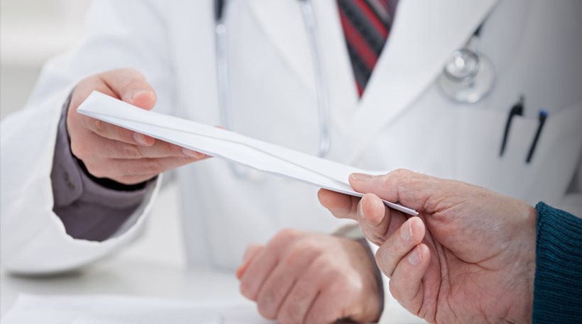 Σε αργία δύο χειρουργοί για παράνομη συνταγογράφηση - Media