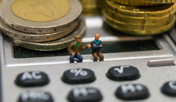 Νέο «τσεκούρι» στις συντάξεις δικαστικών και στρατιωτικών - Media