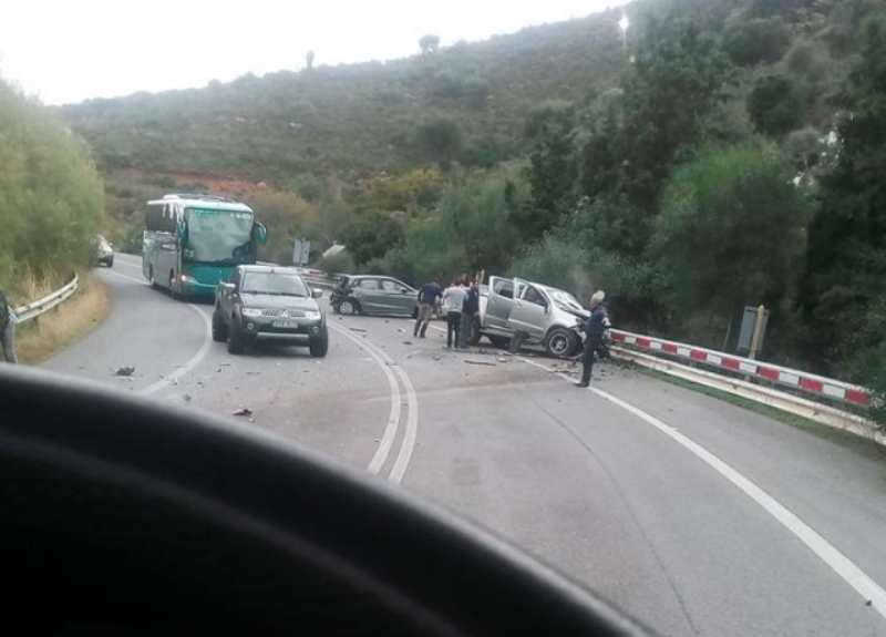 Αιματηρό τροχαίο στην Κρήτη: Έξι τραυματίες - Αγωνιώδεις προσπάθειες απεγκλωβισμού ηλικιωμένου (Photos) - Media