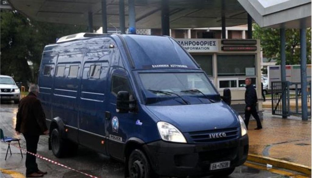 Θεσσαλονίκη: Λαμπάδιασε εν κινήσει αστυνομική κλούβα με τρεις κρατούμενους μέσα - Media