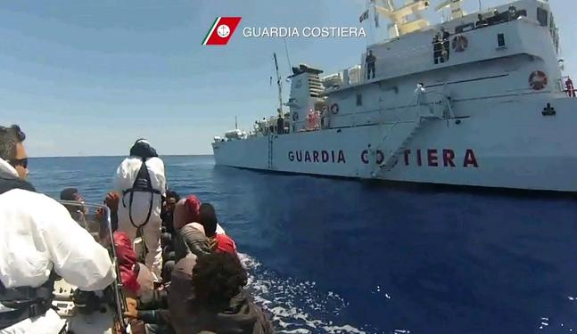 Ιταλία: 1.100 μετανάστες διασώθηκαν στη θάλασσα - Γυναίκα γέννησε σε φουσκωτό - Media
