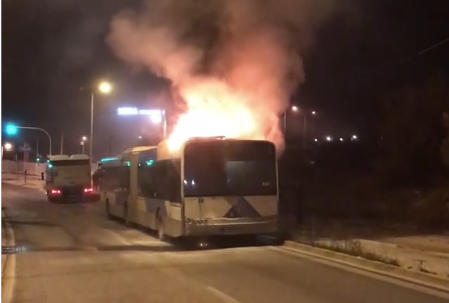 Πανικός σε λεωφορείο του ΟΑΣΑ που τυλίχτηκε στις φλόγες (Video) - Media