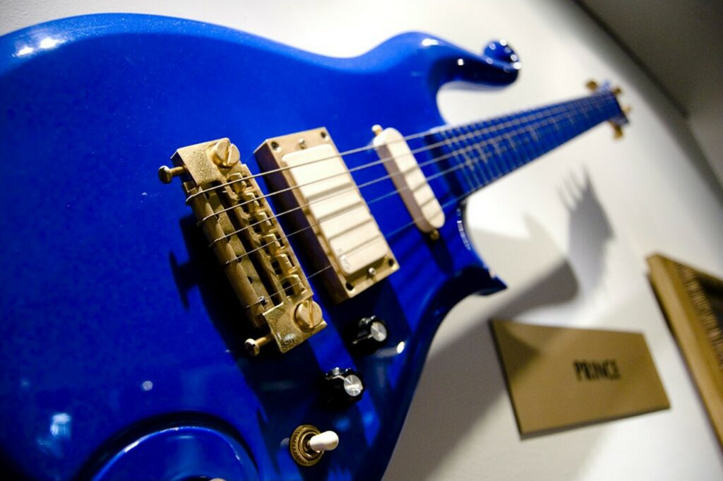 Κιθάρα του Πρινς πωλήθηκε για 700.000 δολάρια - Media