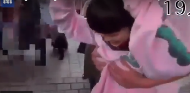 Άφηνε τους περαστικούς να αγγίξουν το στήθος της στο όνομα της παγκόσμιας ειρήνης (Video) - Media