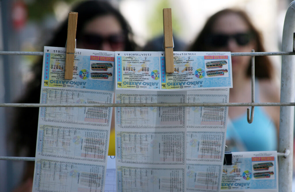 Υπερτυχερός κέρδισε 380.000€ στο λαχείο – Το μηχάνημα δεν «διάβαζε» το δελτίο! - Media