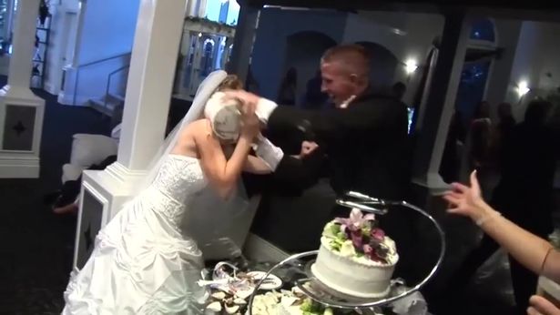 Το παράκαναν: Ξέφυγε η πλάκα μεταξύ νύφης και γαμπρού – Χάλασε το γλέντι (Video) - Media