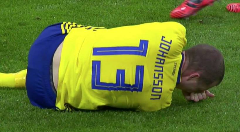Σοκ στην ΑΕΚ - Φόβοι χοντρής ζημιάς για Γιόχανσον - Γύρισε το γόνατό του στο Ιταλία - Σουηδία (Video) - Media