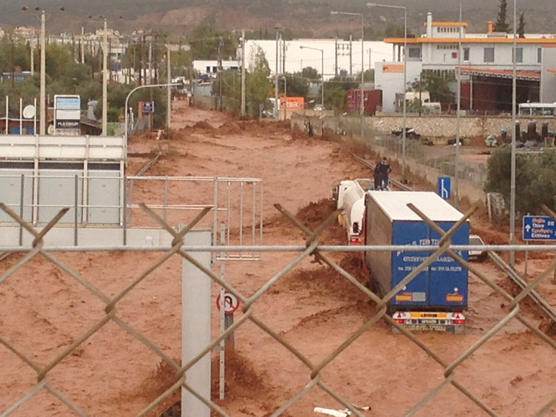 Ανέβηκαν στα φορτηγά για να γλιτώσουν από τον χείμαρρο (Photos) - Media