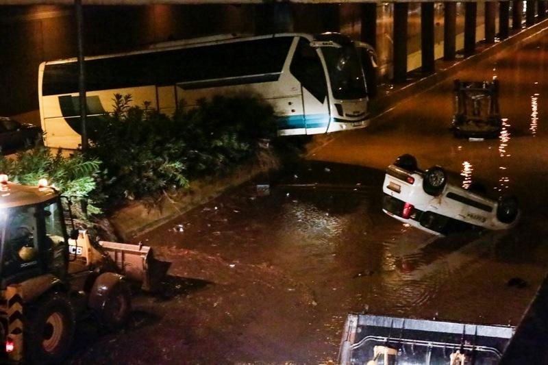 Νέα νύχτα αγωνίας σε Μάνδρα, Ν. Πέραμο - 16 νεκροί, 4 αγνοούμενοι - Συλλήψεις για πλιάτσικο, συνεχίζεται η κακοκαιρία - Media