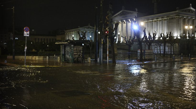 Προβλήματα σε πολλές περιοχές της Αττικής από την σφοδρή καταιγίδα - Δεκάδες κλήσεις στην Πυροσβεστική, διακοπές στην κυκλοφορία - Media