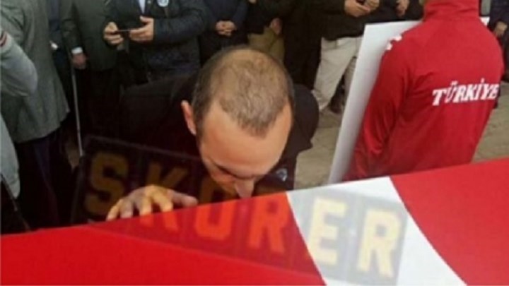 Διατάχθηκε ΕΔΕ για την παρουσία Λεωνίδη στην κηδεία του Σουλεϊμάνογλου - Media