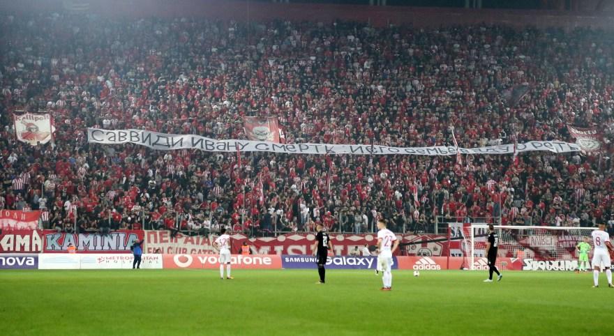 Βαρύ πρόστιμο στον Ολυμπιακό για το υβριστικό πανό κατά του Σαββίδη - Media