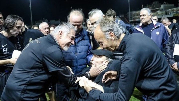 Συγκλονιστική φωτό: Λύγισε ο Κώστας Φραντζέσκος μπροστά στον Ευγένιο Γκέραρντ - Media
