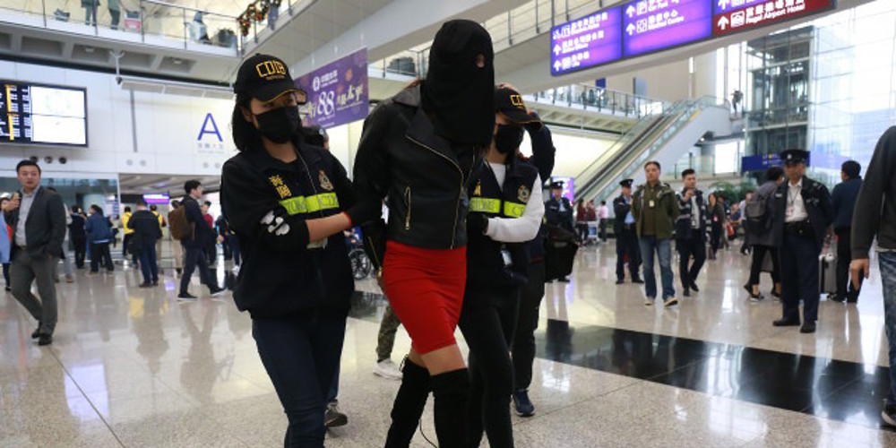 Ελληνίδα μοντέλο συνελήφθη με 2,6 κιλά κοκαΐνη στο Χονγκ Κονγκ – Η στιγμή της σύλληψης (Video) - Media